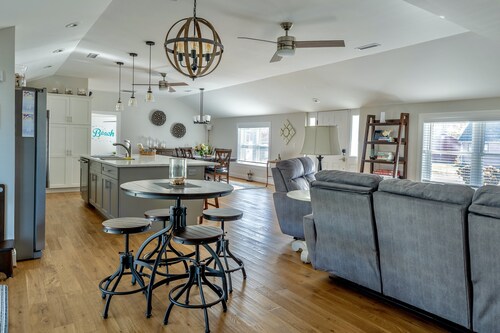 UPDATED HOME, king+queen beds, AC, 5 min walk to beach, 1 min to Waters Edge