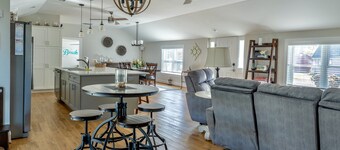 UPDATED HOME, king+queen beds, AC, 5 min walk to beach, 1 min to Waters Edge