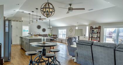 UPDATED HOME, king+queen beds, AC, 5 min walk to beach, 1 min to Waters Edge