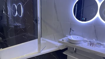 Premium Double Room | Bathroom | Hair dryer, towels