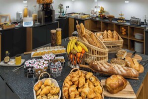 Café da manhã com buffet diário (EUR 18 por pessoa) 