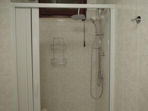 Combined shower/tub, bidet, towels, soap - Casa di RO' (Taranto)