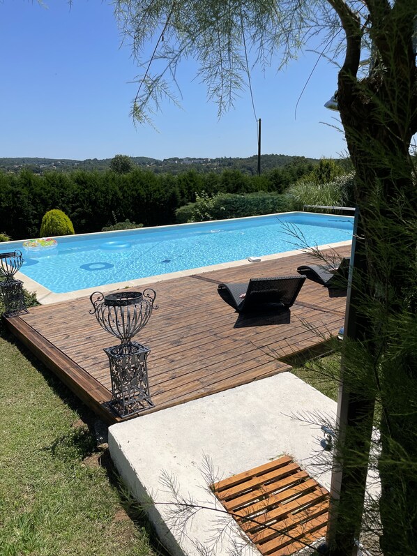 Una piscina al aire libre