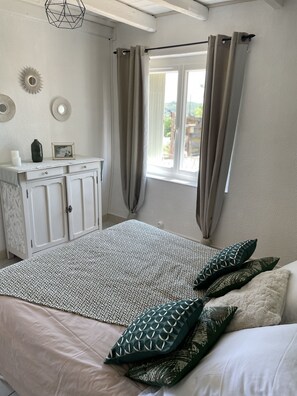 4 bedrooms, iron/ironing board, free WiFi, bed sheets