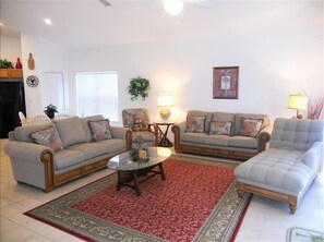 Casa, 4 habitaciones | Sala de estar | Televisión 