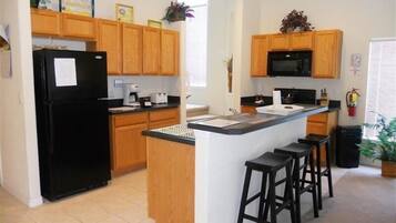 House, 5 Bedrooms | Private kitchen | Fridge, coffee/tea maker