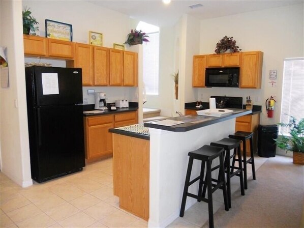 Casa, 5 habitaciones | Cocina privada | Refrigerador y cafetera y tetera 