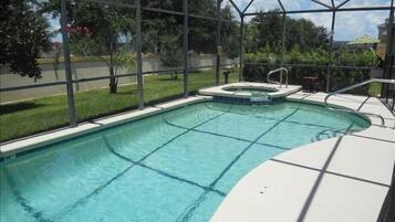 House, 5 Bedrooms | Pool