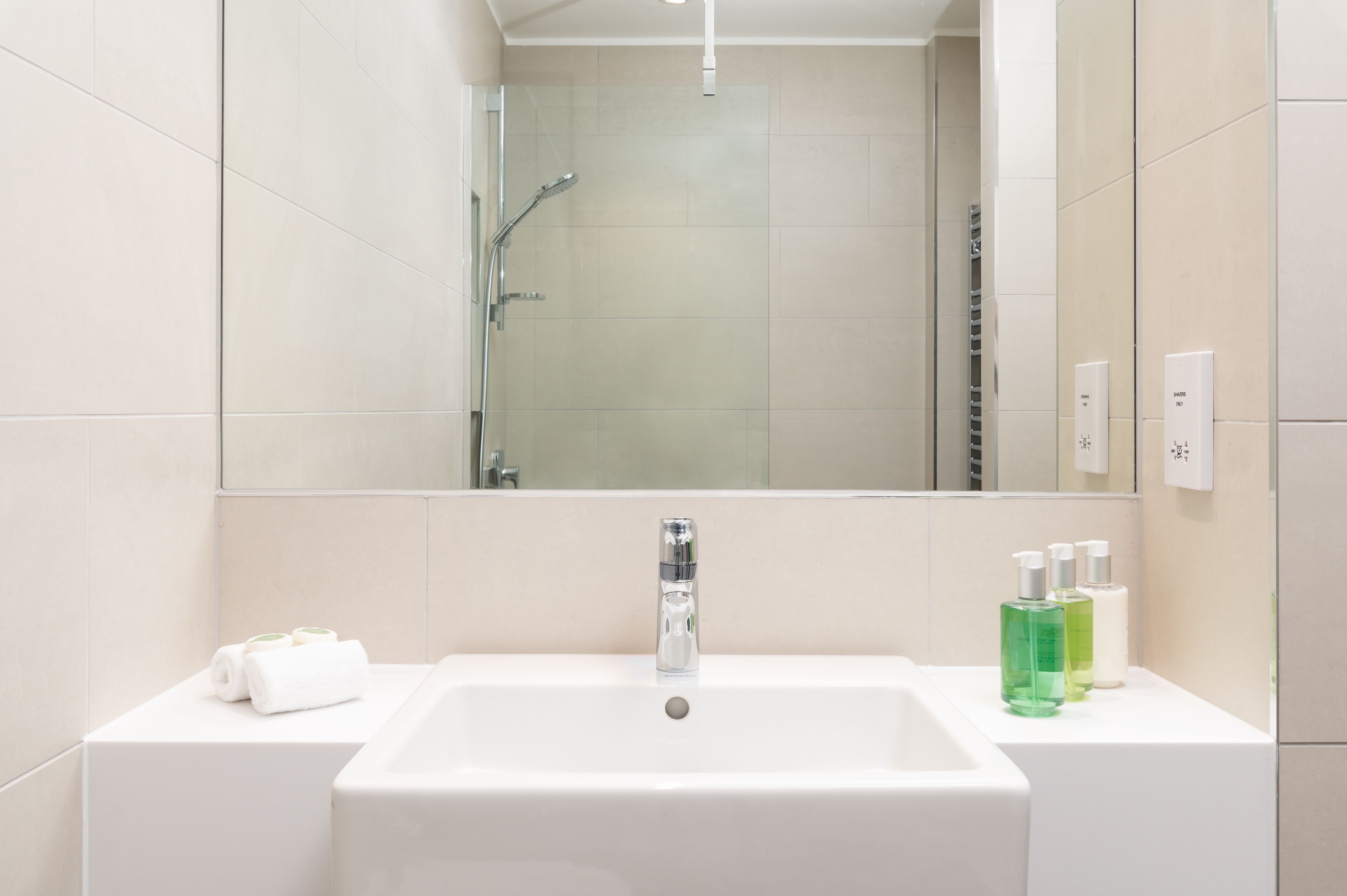 Studio | Badkamer | Een douche, een haardroger, handdoeken