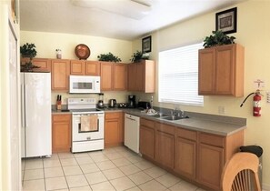 House, 4 Bedrooms | Private kitchen