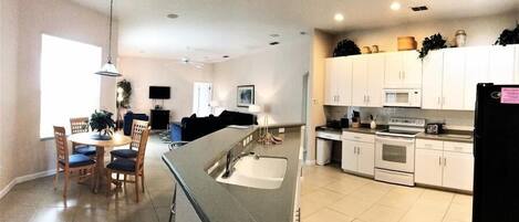 House, 5 Bedrooms | Private kitchen | Fridge, coffee/tea maker