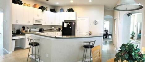 House, 5 Bedrooms | Private kitchen