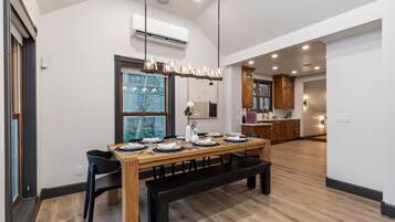 House, 5 Bedrooms | In-room dining