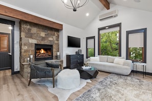House, 5 Bedrooms | Living area | Smart TV