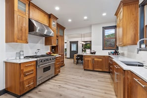 House, 5 Bedrooms | Private kitchen | Fridge, oven, coffee/tea maker, toaster