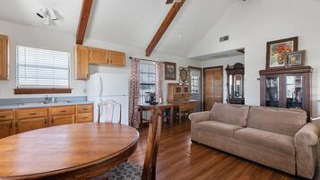 Cottage, 1 phòng ngủ | Phòng khách | Smart TV