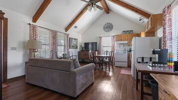 Cottage, 1 chambre | Salle de séjour | TV connectée