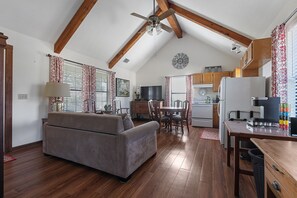 Cottage, 1 chambre | Salle de séjour | TV connectée