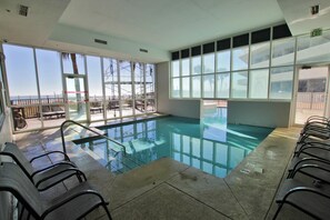 Condo, varias camas (Seawind 1205) | Alberca | Alberca techada y alberca climatizada