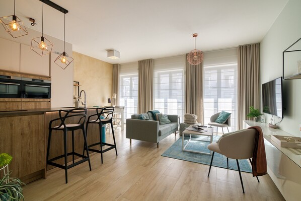 Departamento familiar, varias camas (Strandhuis Jessica) | Área de sala de estar | Smart TV de 21 pulgadas con canales por cable y televisión 