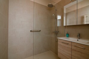 Departamento familiar, varias camas (Strandhuis Jessica) | Baño | Regadera, regadera tipo lluvia, secadora de cabello, toallas 