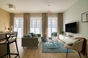 Departamento familiar, varias camas (Strandhuis Jessica) | Área de sala de estar | Smart TV de 21 pulgadas con canales por cable y televisión 