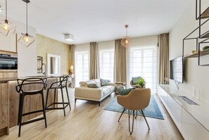 Departamento familiar, varias camas (Strandhuis Jessica) | Área de sala de estar | Smart TV de 21 pulgadas con canales por cable y televisión 