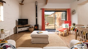 Smart TV - 2 bedroom family friendly barn conversion, luxury indoor heated pool onsite (Fakenham)