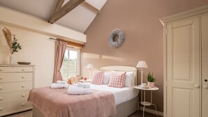 2 bedrooms, iron/ironing board, WiFi (free), bed sheets - 2 bedroom family friendly barn conversion, luxury indoor heated pool onsite (Fakenham)