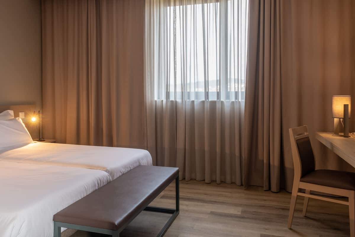 Standard Twin Room | In-room safe, desk, soundproofing, free WiFi