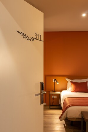 Chambre Double Premium | Salle de bain | Douche, douche à « effet pluie », sèche-cheveux, serviettes fournies