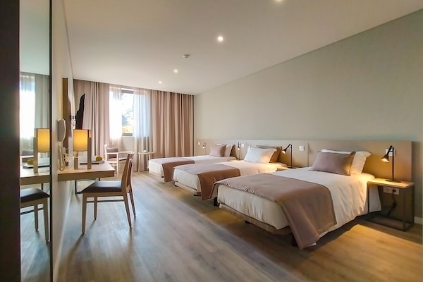 Standaard driepersoonskamer | Een kluis op de kamer, een bureau, geluiddichte muren, gratis wifi