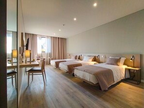 Chambre Triple Standard | Coffres-forts dans les chambres, bureau, chambres insonorisées