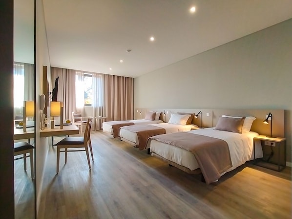 Standard Triple Room | In-room safe, desk, soundproofing, free WiFi - Meu Hotel Porto Gandra (Paredes)