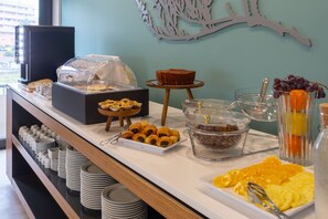 Petit déjeuner buffet (9 EUR par personne)