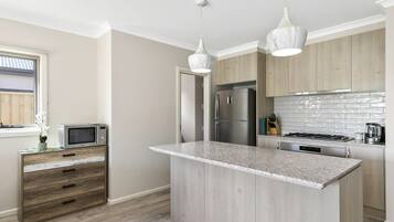 KylskÄp, mikrovÄgsugn, ugn och spishÀll