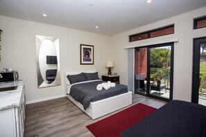 1 bedroom, iron/ironing board, WiFi, bed sheets - Steps to Balboa Park- Brand New Apt - Cozy Studio (San Diego)