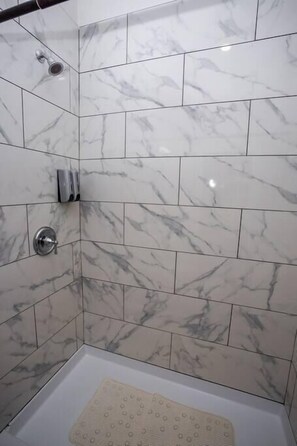 Dusche, Haartrockner, Handtücher, Shampoo