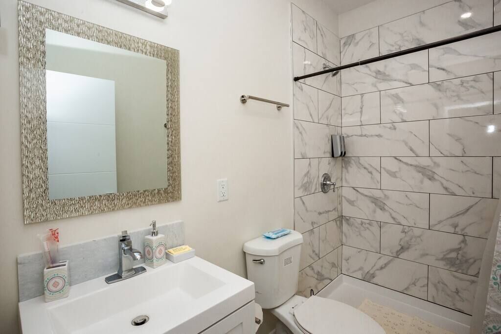 Dusche, kostenlose Toilettenartikel, Haartrockner, Handtücher