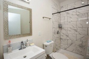 Shower, hair dryer, towels, shampoo - Steps to Balboa Park- Brand New Apt - Cozy Studio (San Diego)