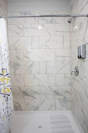 Dusche, Haartrockner, Handtücher, Shampoo