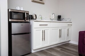 Micro-ondes, cafetière/bouilloire, bouilloire électrique, grille-pain