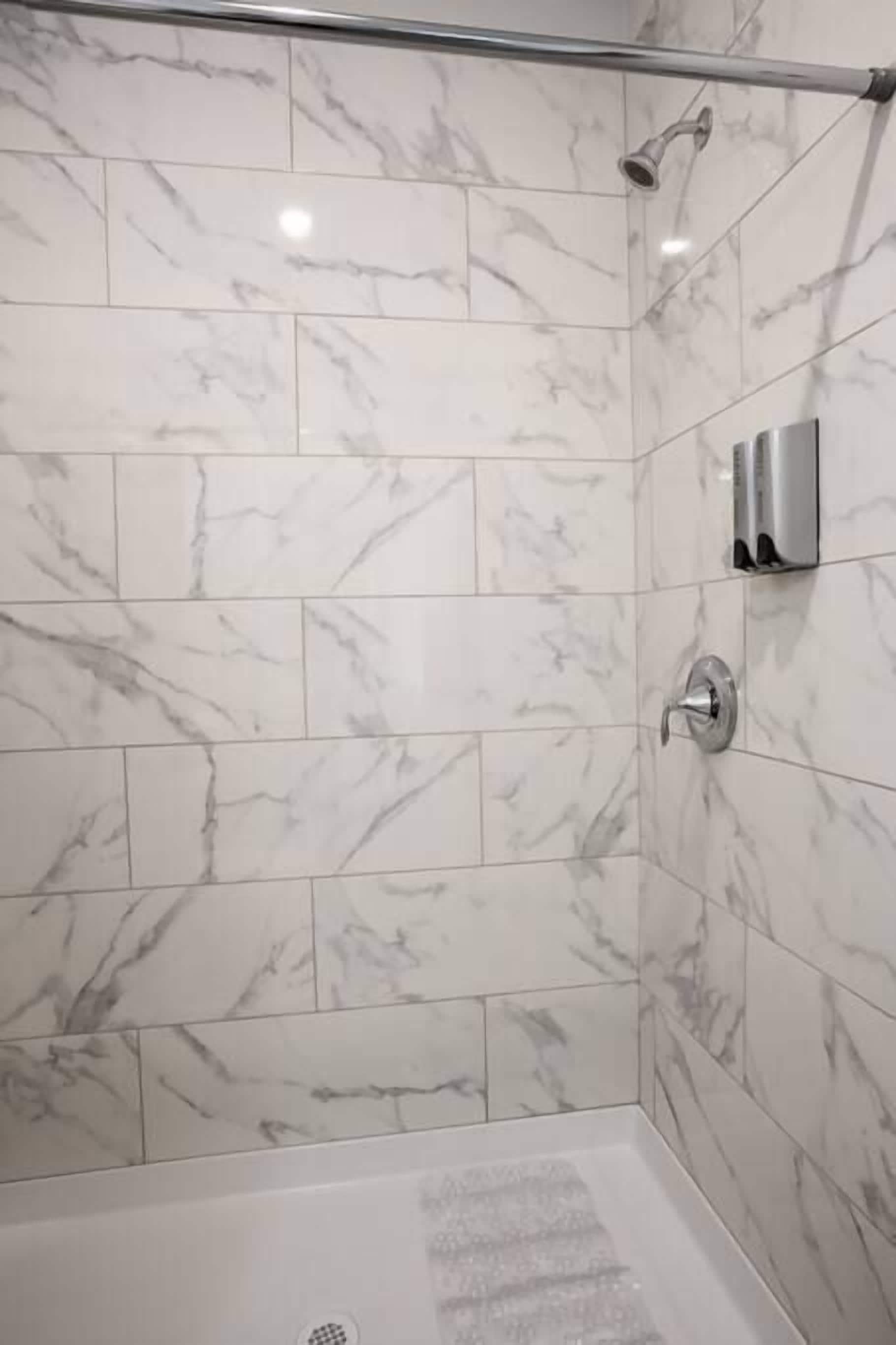 Dusche, Haartrockner, Handtücher, Shampoo