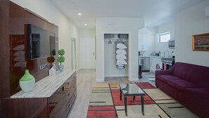 Eine moderne Wohnung mit Küche, Essbereich und Wohnzimmer.
