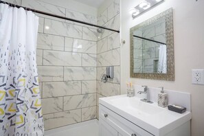 Ducha, secador de pelo, toallas, shampoo