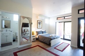 1 bedroom, iron/ironing board, WiFi, bed sheets - Spacious Studio with Incredible Balboa Park View (San Diego)