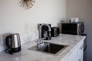 Microwave, coffee/tea maker, electric kettle, toaster - Cozy Studio next to San Diego DT and Balboa Park (San Diego)