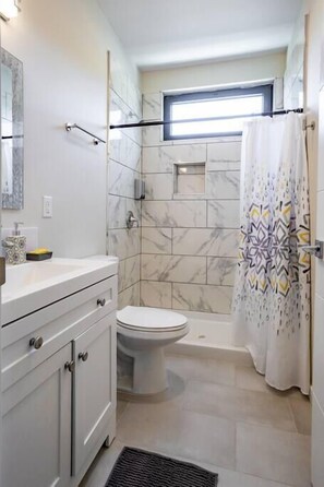 Shower, hair dryer, towels, shampoo - Cozy Studio next to San Diego DT and Balboa Park (San Diego)