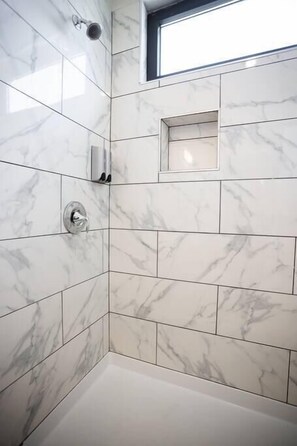 Dusche, Haartrockner, Handtücher, Shampoo