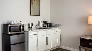 Four à micro-ondes, cafetière-théière, bouilloire électrique